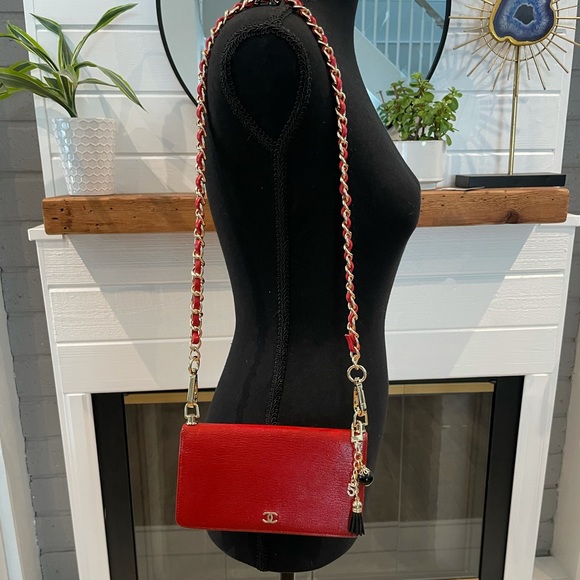 🌺$851 OFF RETAIL $175🌺AUTHENTIC CHANEL VINTAGE WALLET ON A CHAIN🌺 - Picture 2 of 15